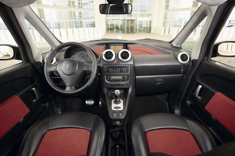 Торпедо Peugeot 1007 RC Concept 2004 года  (фото 8 из 35)